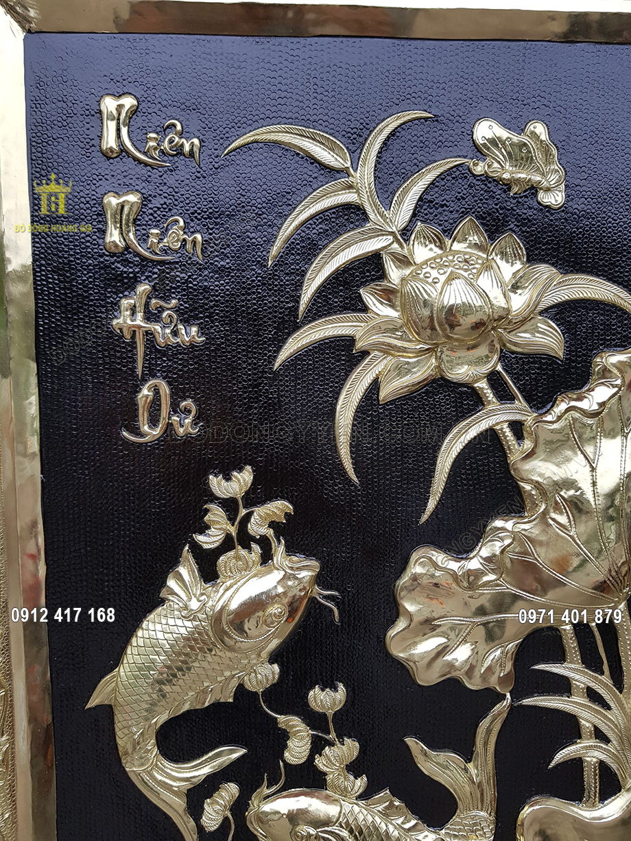 Chữ viết được chạm th&uacute;c theo kiểu chữ thư ph&aacute;p v&ocirc; c&ugrave;ng đẹp